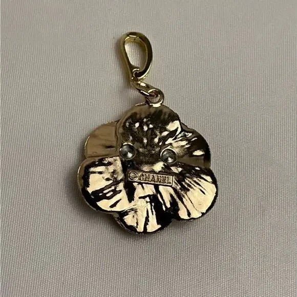 Chanel Pearl Necklace with Pink Flower Pendant - Picture 5 of 7